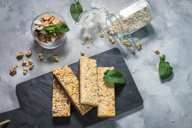 Granola enerji barlar ile yulaf ezmesi, badem, cranberry kuru. Beton zemin üzerine sağlıklı snack.