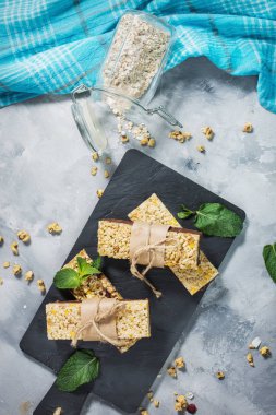 Granola enerji barlar ile yulaf ezmesi, badem, cranberry kuru. Beton zemin üzerine sağlıklı snack.