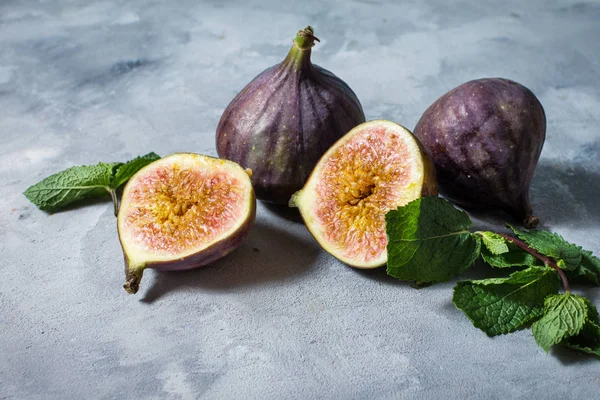 Mogna Söta Fikon Med Gröna Blad Konkreta Bakgrund — Stockfoto