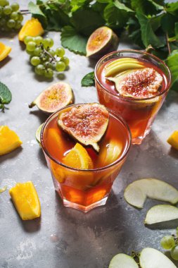 Kokteyl meyve sangria ile elma, portakal, incir, üzüm, nane beton masaya