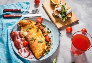 Kahvaltı mantar omleti ve sandviç beton zemin üzerine incir ile