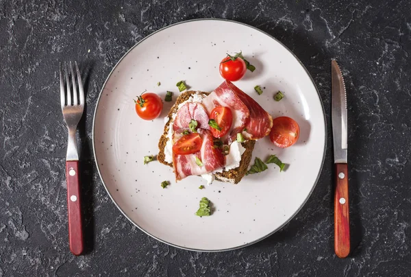 Sandwich Con Tomates Cherry Jamón Plato Sobre Fondo Piedra Oscura — Foto de Stock