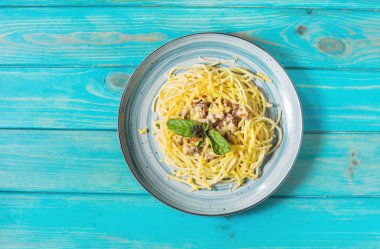 Cantharellus cibarius mantar ve malzemelerin üzerine mavi ahşap arka plan ile makarna. Üstten görünüm.