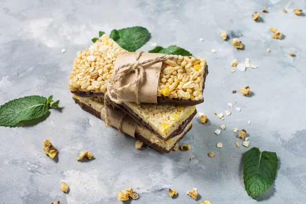 Granola enerji barlar ile yulaf ezmesi, badem, cranberry kuru. Beton zemin üzerine sağlıklı snack.