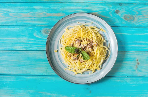 Cantharellus cibarius mantar ve malzemelerin üzerine mavi ahşap arka plan ile makarna. Üstten görünüm.