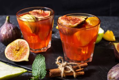 Kokteyl meyve sangria ile elma, portakal, incir, üzüm, nane taş masanın üzerine