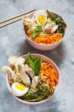 Miso Ramen Asya beton zemin üzerine kase erişte.