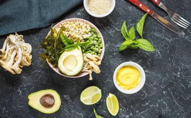 Buda kase tarifi quinoa, avokado, mercimek, mantar, siyah taş zemin üzerine deniz kale. Üstten görünüm