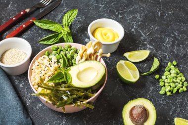 Quinoa, avokado, mercimek, mantar, siyah taş zemin üzerine deniz kale ile Buda kase tarifi.