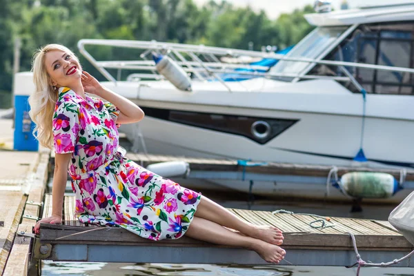 Όμορφο Κορίτσι Ένα Φόρεμα Κάθεται Στην Προβλήτα Yachts Φόντο Καλοκαίρι — Φωτογραφία Αρχείου