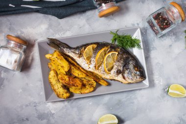 Beton zemin, üstten görünüm üzerine limon ile taş plaka üzerinde ızgara balık