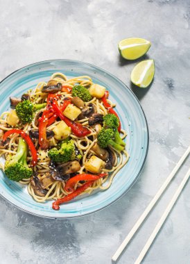 Asya tofu soba noodle kase beton zemin üzerine.