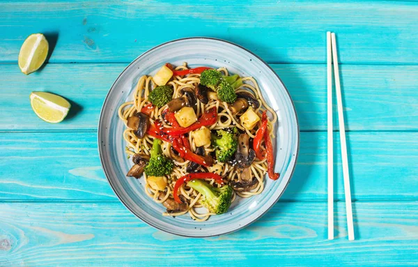 Bol Nouilles Asiatique Tofu Soba Sur Fond Bois Bleu Vue — Photo