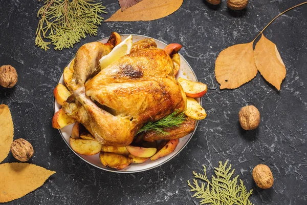 Gebratener Truthahn Mit Äpfeln Auf Einem Rustikalen Steintisch Mit Nussbaum — Stockfoto