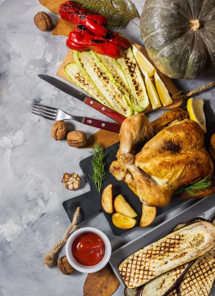 Gebratener Truthahn Und Gegrillte Zucchini Auberginen Und Paprika Auf Einem — Stockfoto