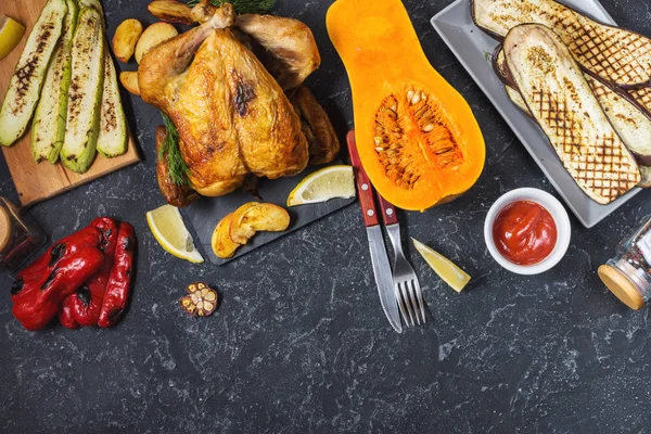 Putenbraten Und Gegrillte Zucchini Auberginen Und Paprika Auf Einem Rustikalen — Stockfoto