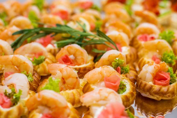 Heerlijke Catering Canapeetjes Een Buffet Tafel — Stockfoto