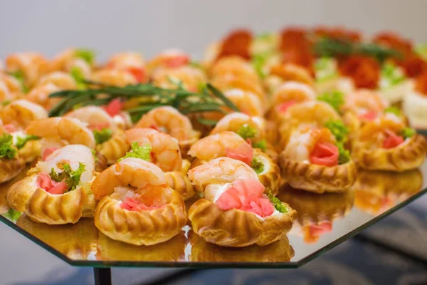 Heerlijke Catering Canapeetjes Een Buffet Tafel — Stockfoto