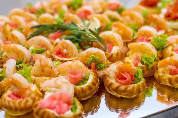 Canapés Deliciosos Uma Mesa Bufete — Fotografia de Stock