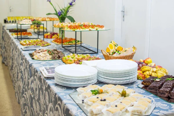 Mesa Buffet Recepción Con Aperitivos Fríos Carne Pasteles —  Fotos de Stock