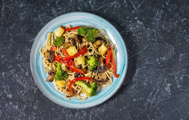 Asya tofu soba noodle kase taş zemin üzerine. Üstten görünüm