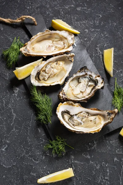 Opened Oysters Lemon Dark Stone Texture Background — Stock Photo, Image