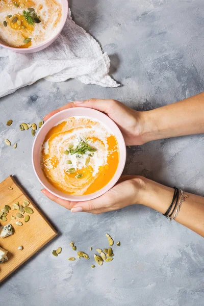 Female Hands Holding Bowl Pumpkin Soup Concrete Background Top View — Stock Photo, Image