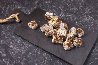 Karanlık taş zemin üzerine fındıklı lokum.