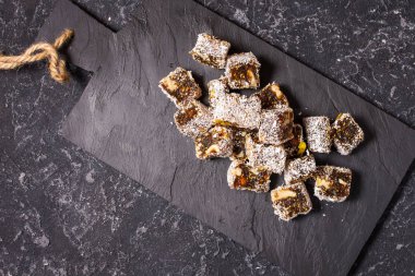 Karanlık taş zemin üzerine fındıklı lokum.