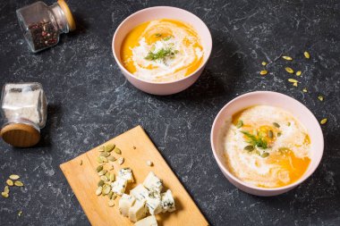 Taş zemin üzerine beyaz peynir ile kalın balkabağı çorbası