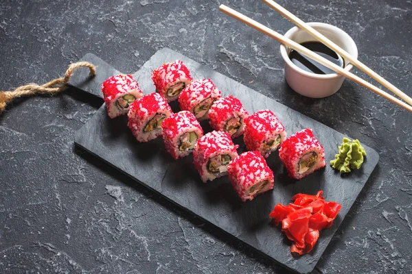 Sushi Rolls Set Sloužil Černém Kameni Břidlice Tmavém Pozadí — Stock fotografie