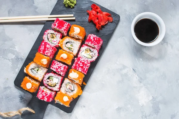 Různé Sushi Válců Sada Podávané Talíř Konkrétní Pozadí Pohled Shora — Stock fotografie