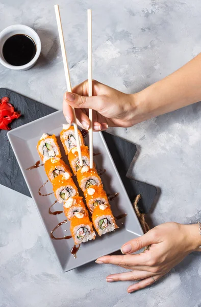 Ruka Hůlkami Sushi Set Sojovou Omáčkou Betonový Stůl Pohled Shora — Stock fotografie