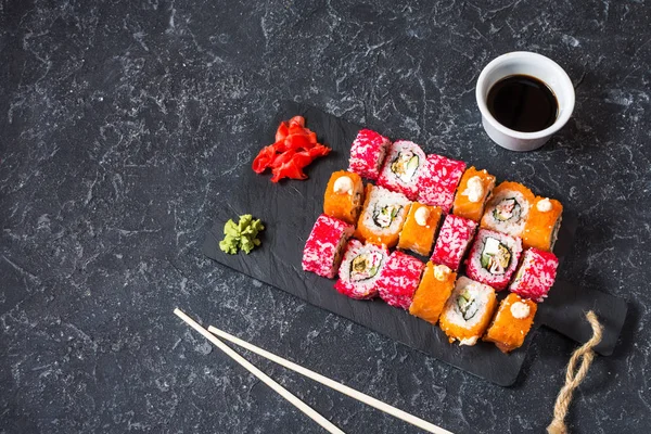 Různé Sushi Válců Sada Podávané Talíř Kamenné Pozadí Horní Prostor — Stock fotografie