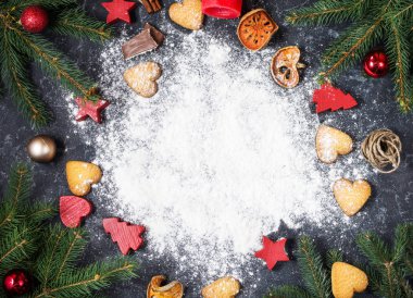 Uzay kopyalayın. Mutlu yeni yıl ve Noel süslemeleri Gingerbread tanımlama karanlık taş zemin üzerine.