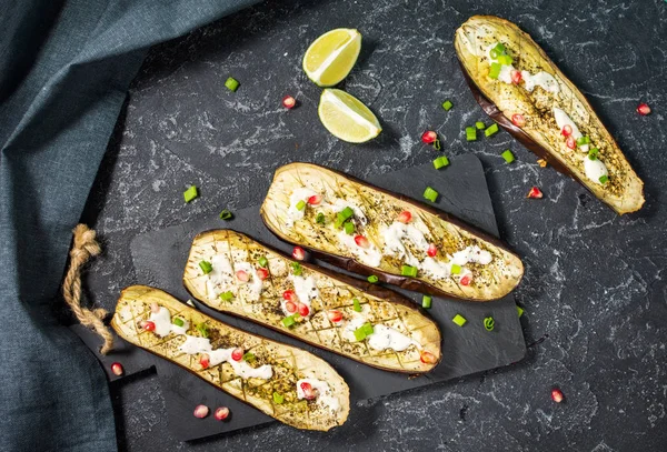 Berenjenas Parrilla Con Salsa Yogur Ajo Granada Sobre Fondo Piedra — Foto de Stock