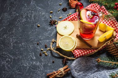 Noel baharat ve taş tablo portakal dilimleri ile şarap mulled. Geleneksel içki kış tatil. Kopya alanı