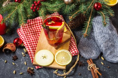 Noel baharat ve taş tablo portakal dilimleri ile şarap mulled. Geleneksel içki kış tatil.