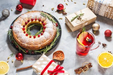 Geleneksel ev yapımı Noel kek kurutulmuş meyveleri ve Mulled şarap. Yılbaşı dekorasyonu