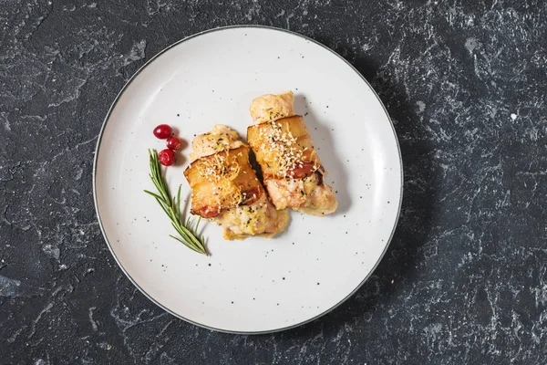 Pechuga Pollo Rellena Envuelta Tocino Plato Sobre Una Mesa Piedra — Foto de Stock