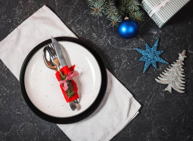 Noel sofra siyah taş zemin üzerine yer. Tatil arka plan. Üstten görünüm