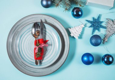 Noel sofra mavi arka plan üzerinde yer. Tatil arka plan. Üstten görünüm