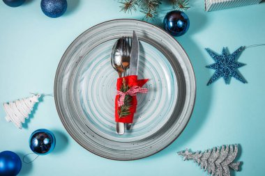 Noel sofra mavi arka plan üzerinde yer. Üstten görünüm