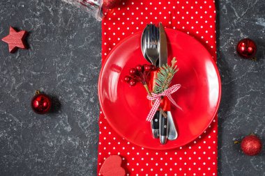 Süslemeleri ile güzel Noel tablo ayarı. Noel yemeği için hazırlık. Üstten görünüm