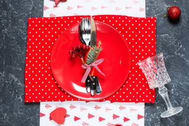 Süslemeleri ile güzel Noel tablo ayarı. Noel yemeği için hazırlık. Üstten görünüm