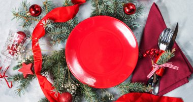 Süslemeleri ile güzel Noel tablo ayarı. Noel yemeği için hazırlık. En iyi görünüm ve kopya alanı