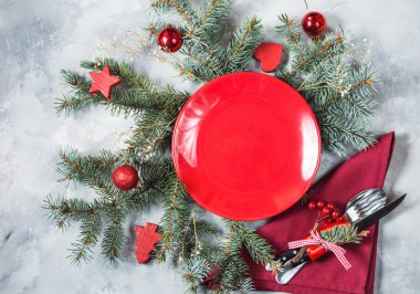 Süslemeleri ile güzel Noel tablo ayarı. Noel yemeği için hazırlık. En iyi görünüm ve kopya alanı