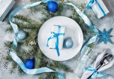 Süslemeleri ile güzel Noel tablo ayarı. Noel yemeği için hazırlık. Üstten görünüm