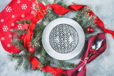 Süslemeleri ile güzel Noel tablo ayarı. Noel yemeği için hazırlık. Üstten görünüm