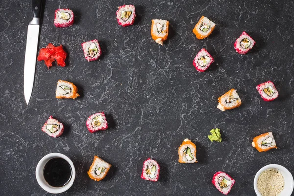 Asijské Nebo Japonské Sushi Kámen Tmavé Pozadí Rám Potravinové Kopírovat — Stock fotografie
